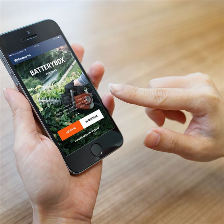 После завершения регистрации в приложении для iPhone (которое называется &laquo;Husqvarna Battery Box&laquo;) клиент может зарезервировать один из 30 доступных продуктов с батарейным питанием (бензопила, триммер для изгороди, триммер или воздуходувка). Приложение информирует пользователя о том, как открыть и закрыть дверь в конкретный шкафчик, где хранится продукт, который он хочет арендовать. Приложение также включает в себя видео-инструкции, чтобы объяснить, как работает продукт. 